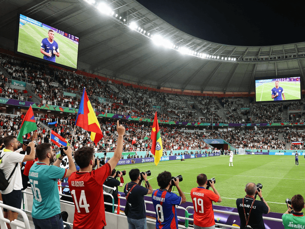 Người hâm mộ cuồng nhiệt cổ vũ tại trận bán kết World Cup 2026, thể hiện dịch vụ cá cược Jin88.